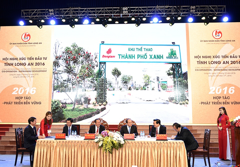 Thủ tướng: Thu hút đầu tư tránh “ký xong bỏ cho cỏ mọc” - 2 Thủ tướng chứng kiến lễ ký kết giữa UBND tỉnh Long An và các doanh nghiệp ký kết bản ghi nhớ đầu tư vào 4 dự án có tổng vốn hơn 3 tỷ USD
