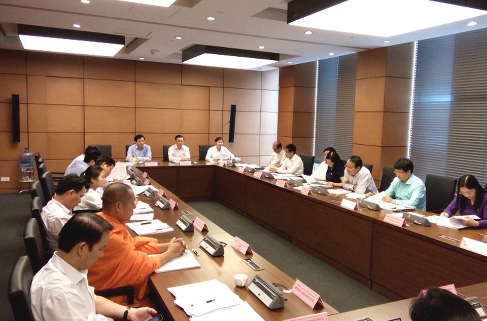 Đại biểu Quốc hội thảo luận tại tổ về tình hình kinh tế xã hội, sáng 22/10 (ảnh: BD)