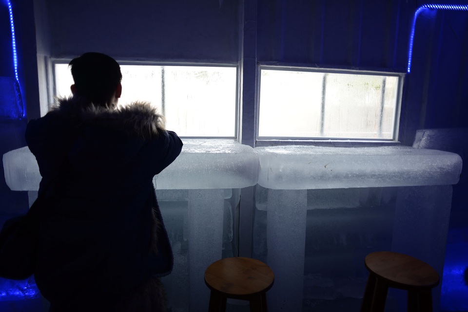 Những chiếc bàn băng được thiết kế độc đáo, có hướng nhìn ra cửa sổ.