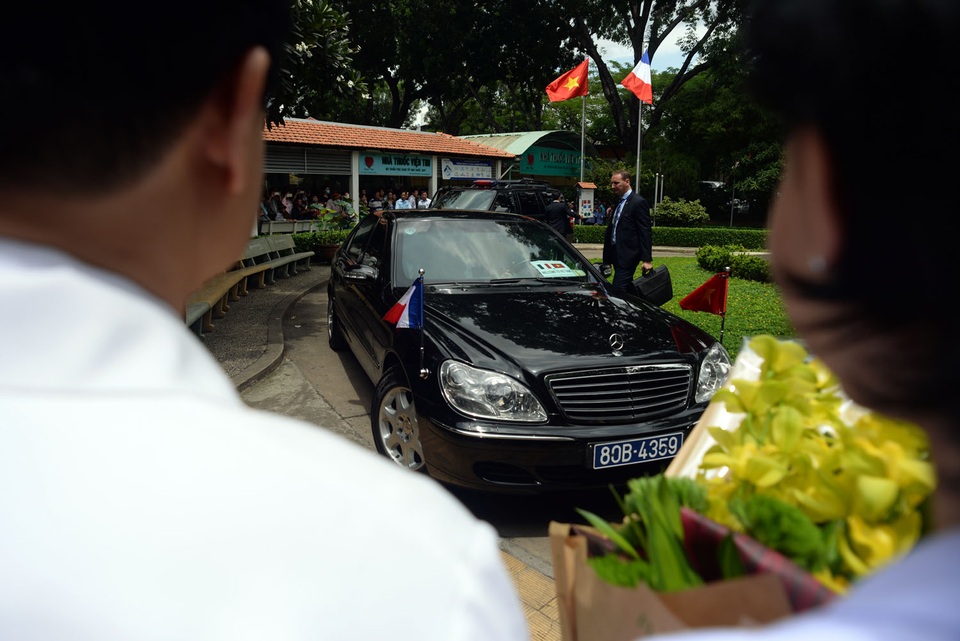 Bệnh nhân Viện Tim nồng nhiệt chào đón Tổng thống Pháp - 1
Đoàn xe của Tổng thống Pháp François Hollande đã có mặt tại Viện Tim trên đường Thành Thái, quận 10, TP HCM. Đây là bệnh viện có sự hợp tác về y học giữa hai nước.