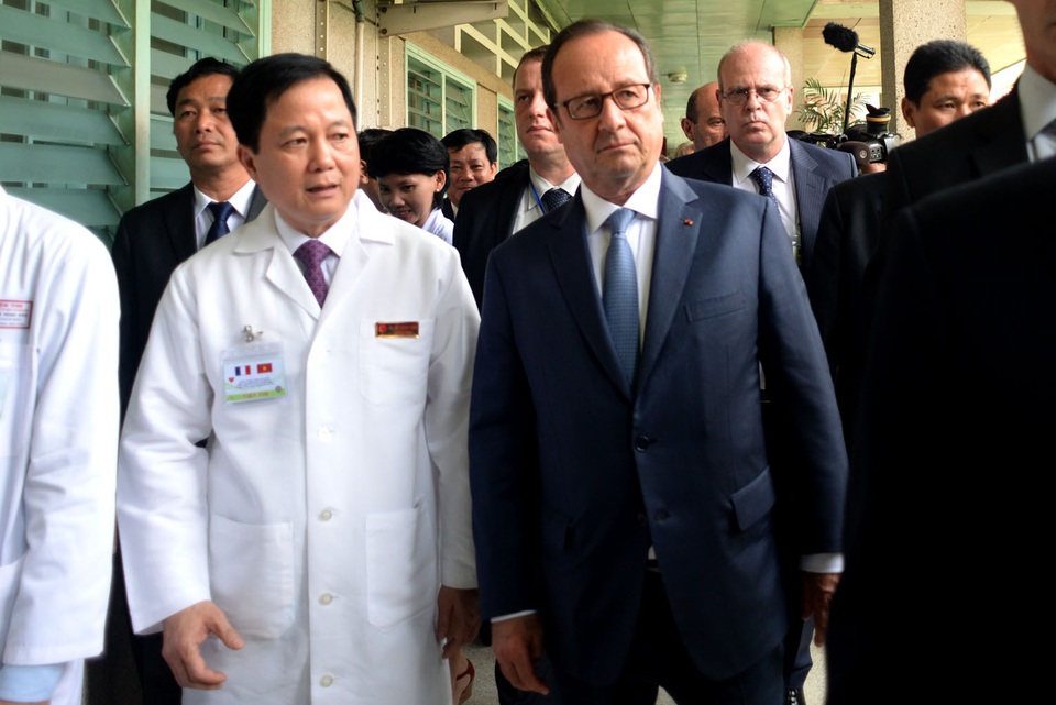 Bệnh nhân Viện Tim nồng nhiệt chào đón Tổng thống Pháp - 3
Ông François Hollande đã được các bác sĩ bệnh viện dẫn đi tham quan các cơ sở vật chất bên trong bệnh viện.