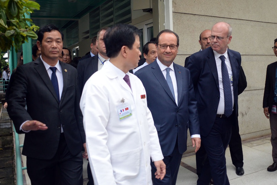 Bệnh nhân Viện Tim nồng nhiệt chào đón Tổng thống Pháp - 5
Dù chuyến thăm tại TP HCM ít thời gian, nhưng Tổng thống Pháp vẫn dành gần 1 giờ để đi thăm bệnh viện Tim.