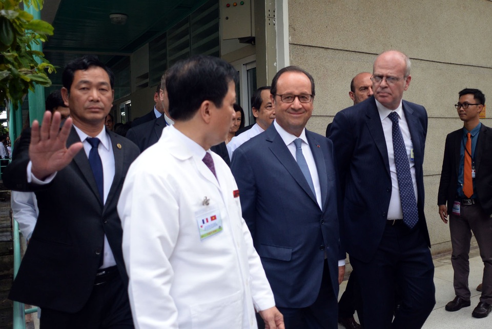 Bệnh nhân Viện Tim nồng nhiệt chào đón Tổng thống Pháp - 8 Vị Tổng thống nước Pháp luôn tỏ ra thân thiện và cười nói liên tục.