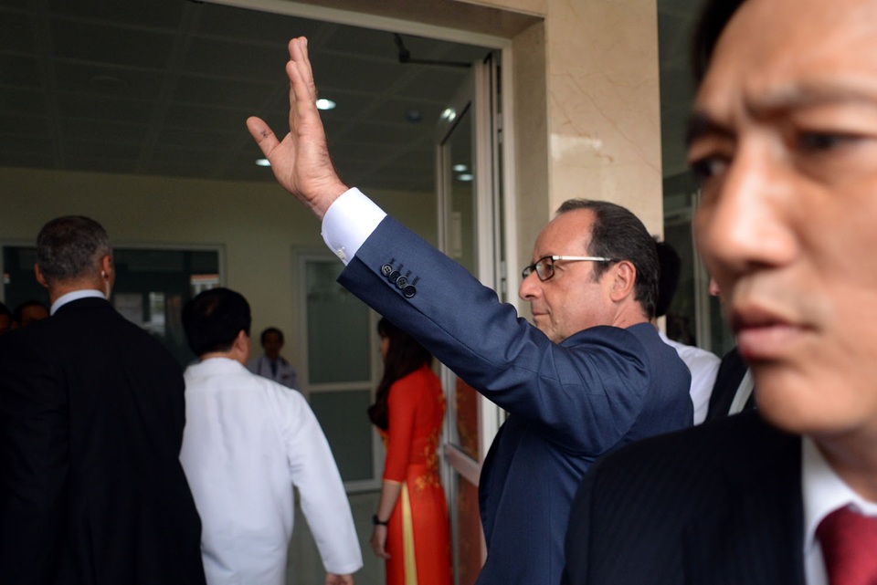 Bệnh nhân Viện Tim nồng nhiệt chào đón Tổng thống Pháp - 6 Đi tới đâu, Tổng thống François Hollande cũng được mọi người chào đón nồng nhiệt.