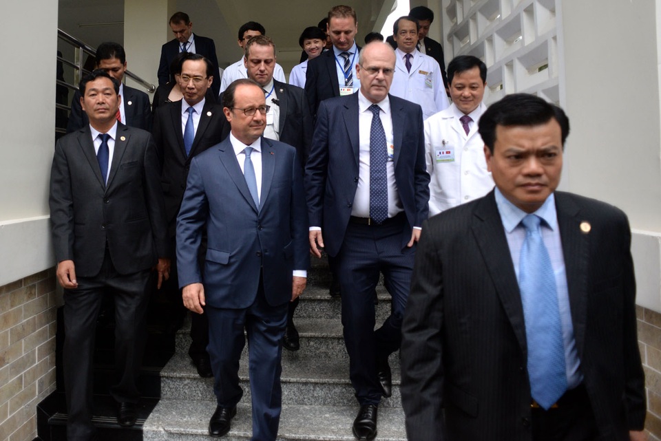 Bệnh nhân Viện Tim nồng nhiệt chào đón Tổng thống Pháp - 9
Ông François Hollande đi tham quan một phòng ốc hiện đại trong Viện Tim.
