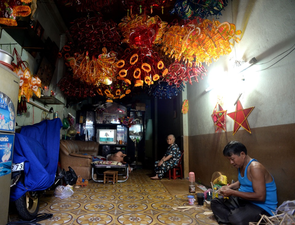 Làng lồng đèn nửa thế kỷ ở Sài Gòn đìu hiu mùa trung thu - 10 Gia đình ông Quyền đã duy trì nghề từ đời cha ông tới nay, nhưng ông sợ đến đời con cháu thì nghề sẽ mai một vì không ai chịu theo.