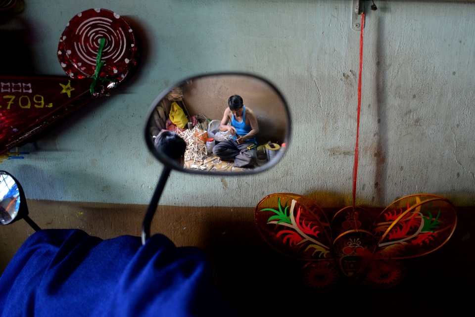 Làng lồng đèn nửa thế kỷ ở Sài Gòn đìu hiu mùa trung thu - 11 Ngoài nghề làm lồng đèn, ông Quyền phải chạy xe ôm để kiếm sống.