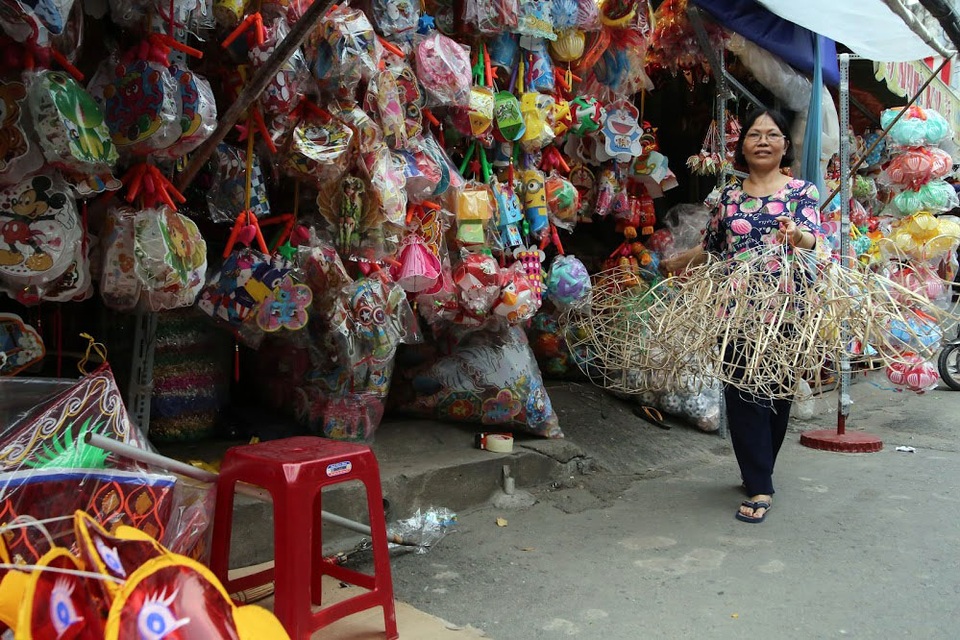 
Những hộ dân làm lồng đèn sẽ giao hàng cho các tiểu thương ở phố lồng đèn Lương Nhữ Học, quận 5. Chúng tôi cũng muốn lấy hàng của mấy hộ làm lồng đèn truyền thống, nhưng mà bán không được nên chỉ treo số lượng ít - bà Nguyễn Thủy, bán hàng chia sẻ.
