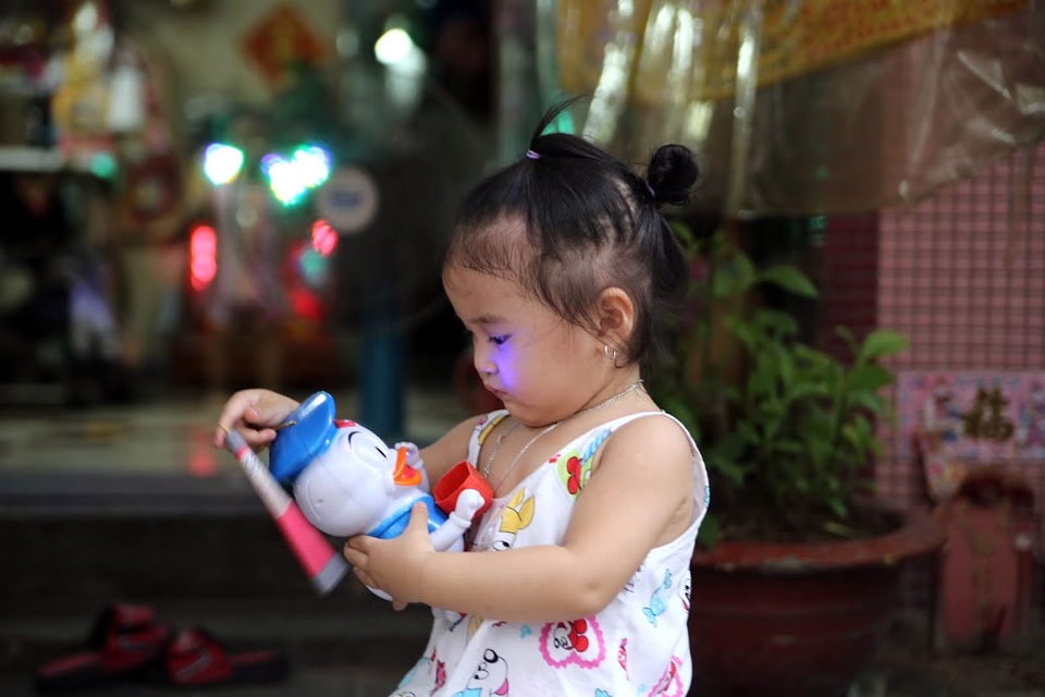 Không còn cảnh những đứa trẻ thích thú cầm những chiếc lồng đèn làm từ giấy thắp nến chạy quanh xóm, thay vào đó là những tiếng nhạc phát ra từ đồ chơi điện tử.