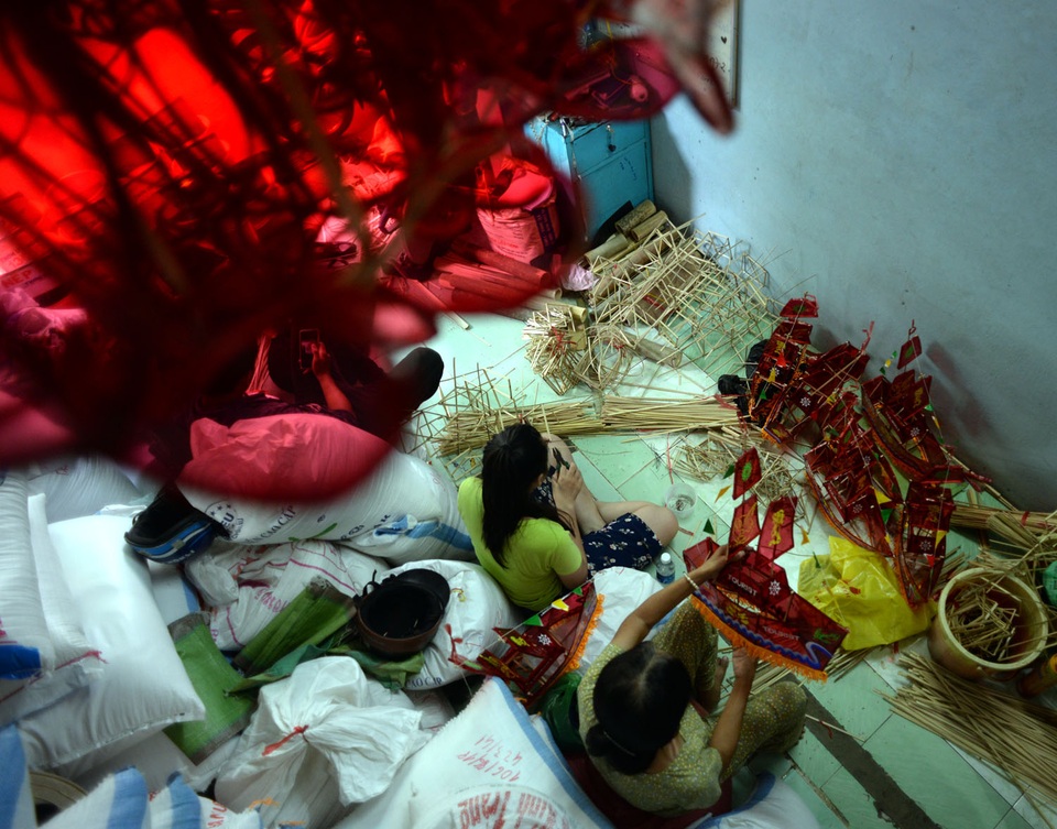 Làng lồng đèn nửa thế kỷ ở Sài Gòn đìu hiu mùa trung thu - 4 Để làm ra một chiếc đèn lồng, các hộ dân mua nguyên liệu tre để làm khung, giấy, màu để vẽ. Mỗi ngày, một người làm nhanh cũng chỉ sản xuất được 15 chiếc hoàn chỉnh.