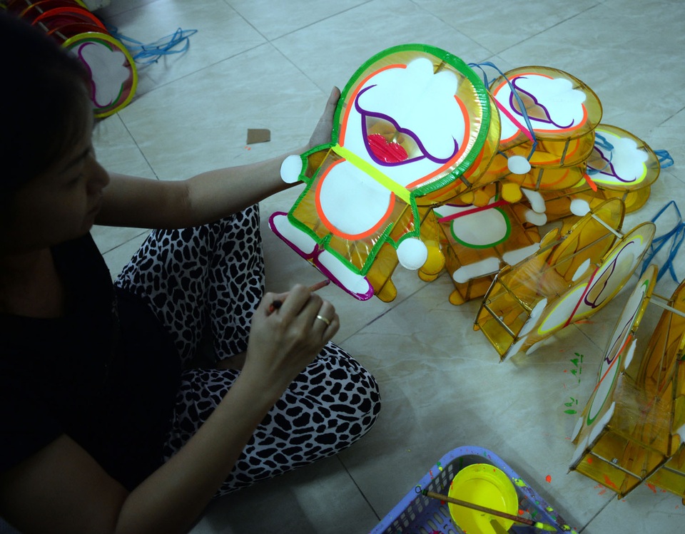 Làng lồng đèn nửa thế kỷ ở Sài Gòn đìu hiu mùa trung thu - 5 Gia đình chị Tuyết năm nay cho ra mẫu lồng đèn Doremon mới với hi vọng bán được nhiều hàng. Buôn bán ế ẩm, nhiều hộ dân phải chuyển sang nghề khác, người thì chạy xe ôm, người buôn bán hay may vá ở nhà.