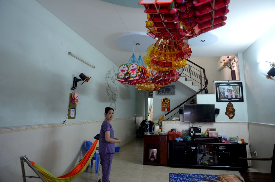 Làng lồng đèn nửa thế kỷ ở Sài Gòn đìu hiu mùa trung thu - 6 Bà Kim Hân, hộ dân làm lồng đèn lâu đời tâm sự: Bây giờ không còn như ngày xưa, làm mẫu mã đơn giản nhưng vẫn bán được hàng. Năm nay sắp đến trung thu, nhớ nghề nên tôi chỉ làm khoảng 1000 cái chơi chơi, bán được thì bán, không bán được cũng không sợ lỗ vốn.