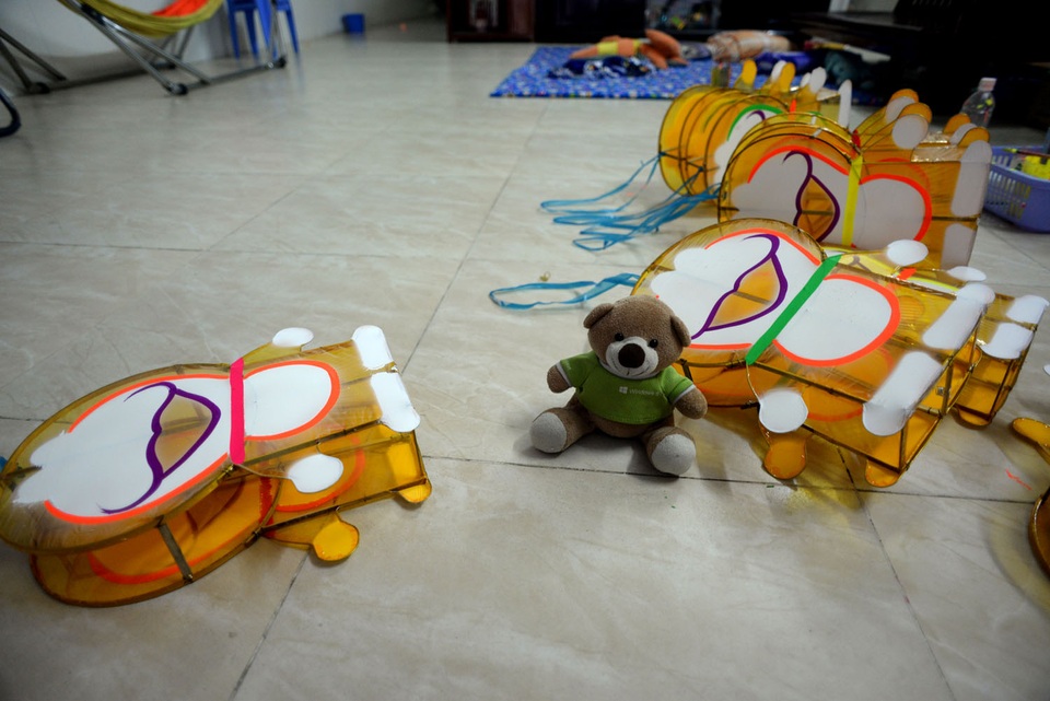 Làng lồng đèn nửa thế kỷ ở Sài Gòn đìu hiu mùa trung thu - 7
Dù nhà chị Tuyết chuyên nghề lồng đèn, nhưng các con chị lại thích chơi đồ điện tử, gấu bông hơn. Đến cả mấy đứa con mình còn không muốn chơi lồng đèn, thì những đứa trẻ khác cũng vậy thôi chú à - chị Tuyết chia sẻ.