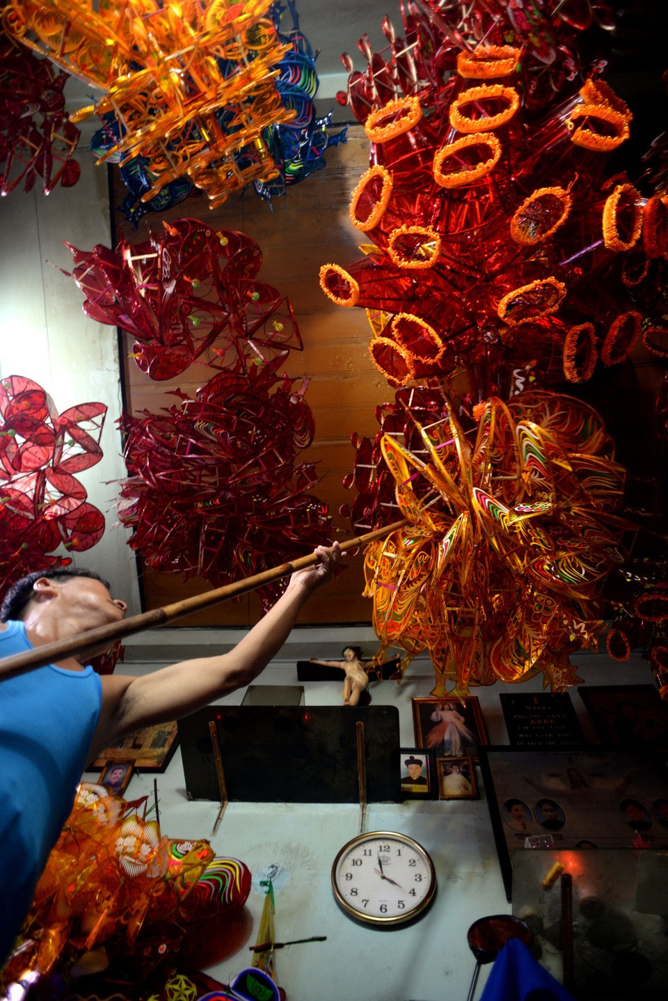 Làng lồng đèn nửa thế kỷ ở Sài Gòn đìu hiu mùa trung thu - 8 Ông Nguyễn Văn Quyền (57 tuổi) đã gắn bó với nghề làm lồng đèn hơn 30 năm. Làm lồng đèn ra nhưng vẫn chưa có người mua, ông Quyền đành treo tạm lên trần nhà.