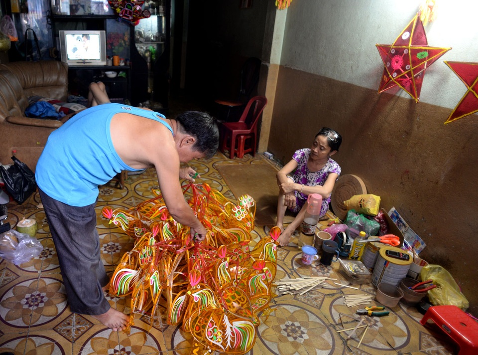 Làng lồng đèn nửa thế kỷ ở Sài Gòn đìu hiu mùa trung thu - 9
Ngoài những mặt hàng đơn giản mọi năm vẫn hay làm như đèn hình ông sao thì ông Quyền làm thêm những đèn có mẫu mới như con gà, chiếc thuyền... Dù tốn công và nguyên vật liệu hơn nhưng loại đèn này cũng dễ bán hơn vì trẻ em không chán.