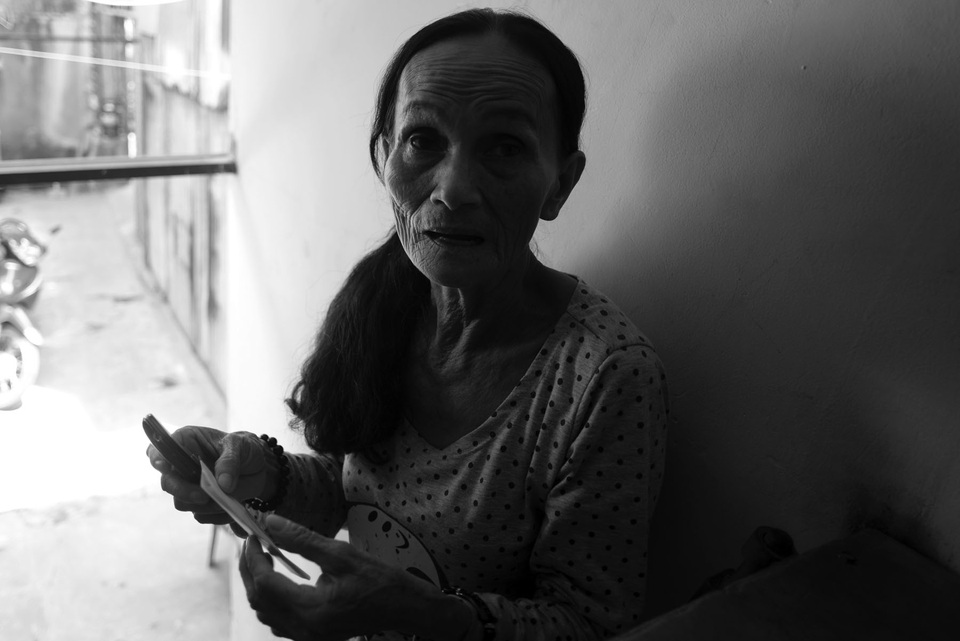 Vợ Việt chồng "Tây" 20 năm lang thang bán vé số ở Sài Gòn - 13 Hiện tại đã khó khăn, tương lai của gia đình họ còn khó khăn hơn nhiều. Bà Bé bây giờ cũng không biết mình muốn mong ước điều gì cả, vì tất cả mọi thứ gia đình bà đều thiếu.