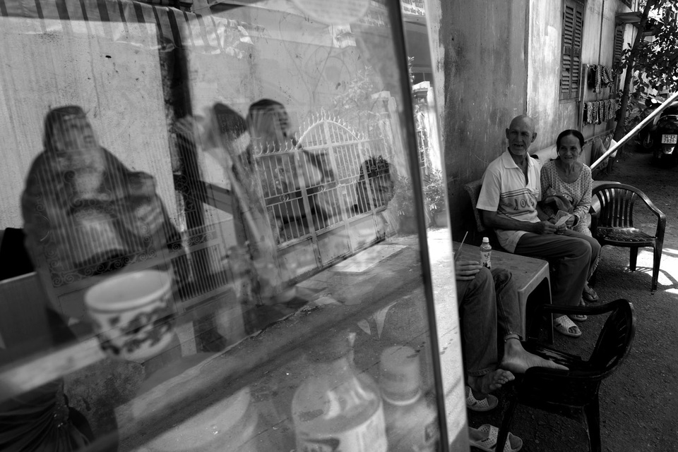 Vợ Việt chồng "Tây" 20 năm lang thang bán vé số ở Sài Gòn - 4
Nhiều hôm cho chồng đi bán một mình, ông ấy lại đi lạc nên tôi không thể rời ông ấy ra được - bà Bé tâm sự.