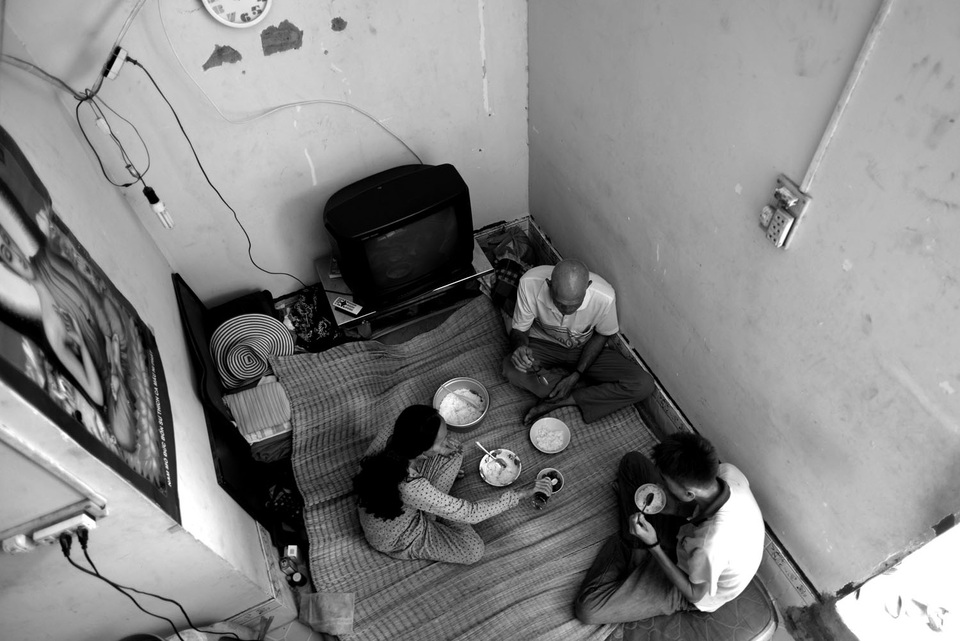 Vợ Việt chồng "Tây" 20 năm lang thang bán vé số ở Sài Gòn - 8
Những chén cơm trắng, chén nước mắn là bữa ăn của cả nhà bà Bé. Có tiền mua gạo nấu cơm là tốt rồi, nhiều bữa cả nhà phải nhịn đói - bà Bé chia sẻ.