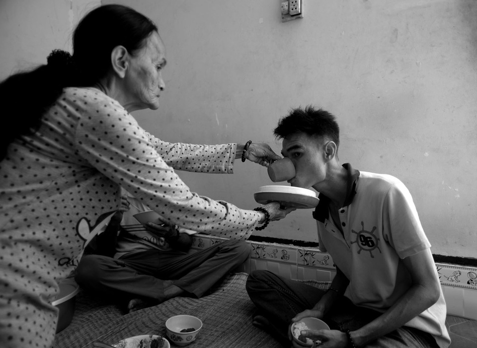 Vợ Việt chồng "Tây" 20 năm lang thang bán vé số ở Sài Gòn - 9 Đã 25 tuổi, nhưng Long không khác gì đứa trẻ. Mọi việc bà Bé đều phải phụ giúp Long.