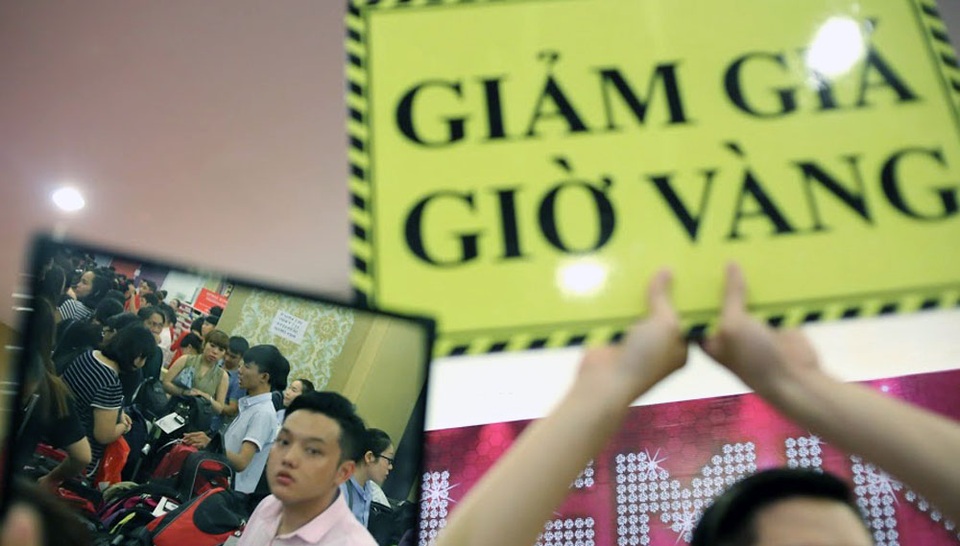 Để thu hút khách, nhiều gian hàng đưa ra chiêu giảm giá giờ vàng để kéo khách.