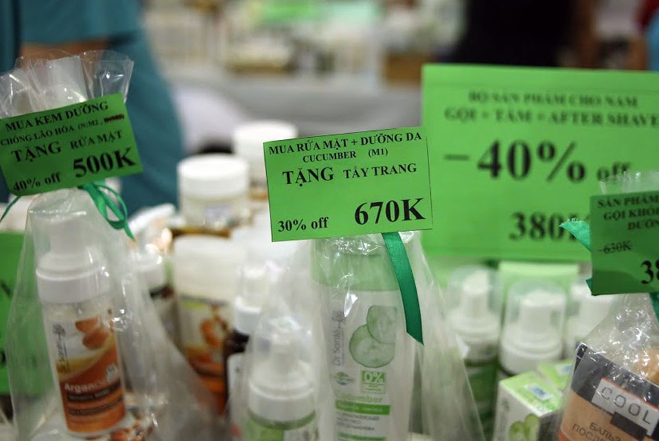 Nhiều mặt hàng giảm giá 30%, có những mặt hàng giảm giá đến 70% dành cho người mua.