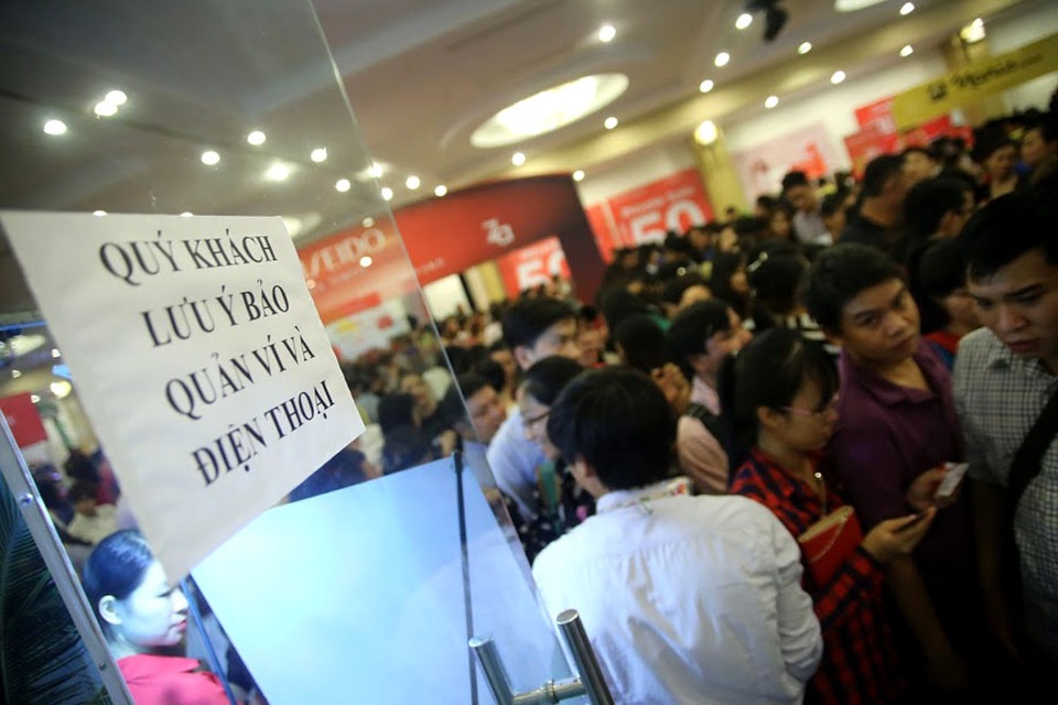 
Do nhiều người chen lấn nên nhiều cửa hàng phải dán bảng thông báo khách phải lưu ý bảo quản vật dụng và tư trang cá nhân.
