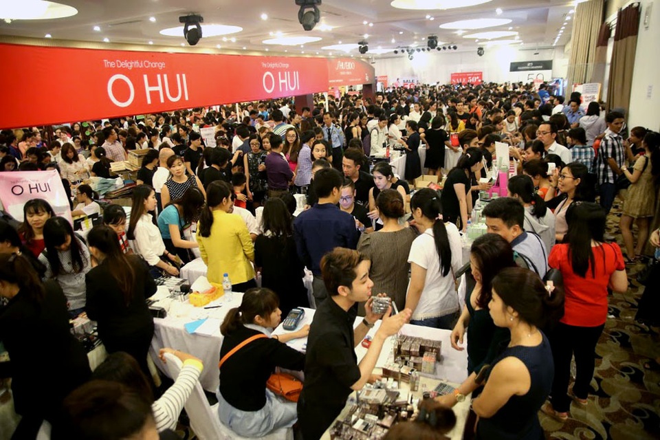 Theo BTC, có khoảng 300 thương hiệu và 500 triệu món hàng nhiều thể loại từ mỹ phẩm, quần áo, giày dép, đồng hồ... cho khách lựa chọn.