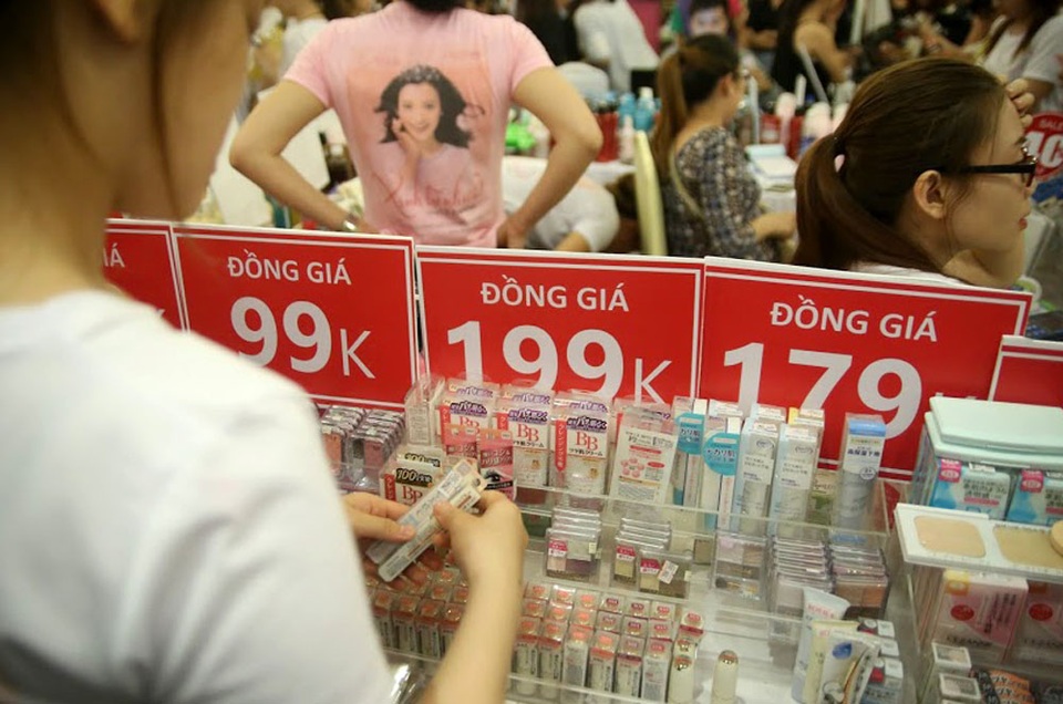 Gian hàng bày bán mỹ phẩm đồng giá có mức thấp chỉ 99.000 đồng.