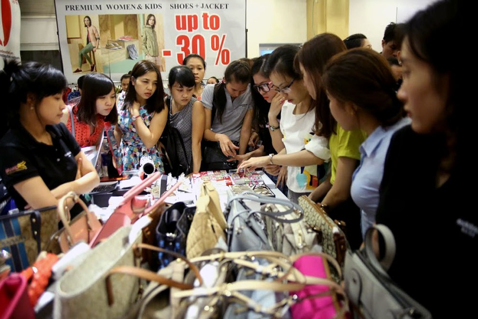 Túi xách, quần áo là mặt hàng được nhiều người ưa chuộng và tới lựa chọn nhất trong các gian hàng.