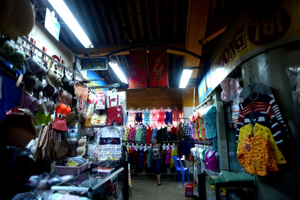 Khám phá kiến trúc chợ cổ lớn nhất Sài Gòn trước giờ trùng tu - 7 Các tiểu thương buôn bán ở chợ chủ yếu là người Hoa, họ đã gắn bó với chợ Bình Tây từ nhiều đời nay.
