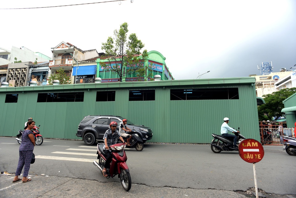Khám phá kiến trúc chợ cổ lớn nhất Sài Gòn trước giờ trùng tu - 14 Ngôi chợ tạm được dựng lên bên cạnh để phục vụ cho việc buôn bán của tiểu thương khi chợ Bình Tây trong thời gian trùng tu.