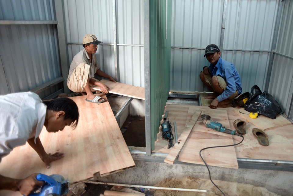 Khám phá kiến trúc chợ cổ lớn nhất Sài Gòn trước giờ trùng tu - 15 Các công nhân gấp rút hoàn thành các sạp hàng bên trong chợ tạm.