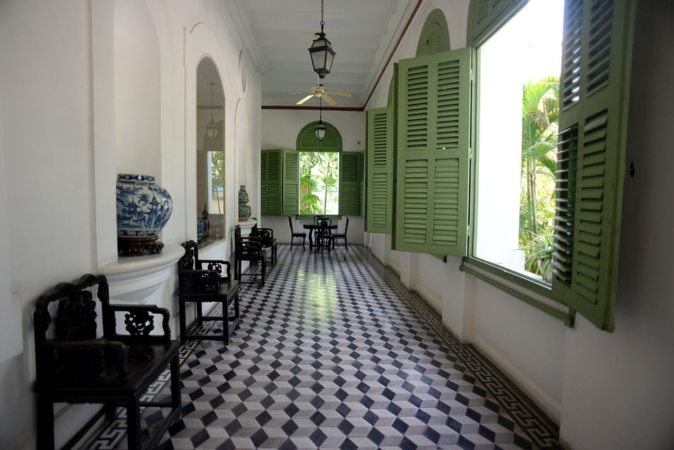 Cận cảnh tòa nhà Tổng lãnh sự Pháp 150 tuổi tại TPHCM - 2 Tòa nhà Tổng lãnh sự có ba cửa ra vào bao quanh bởi các hành lang có mái che. Vì ngày xưa không có điều hòa nên dọc các hành lang được lắp đặt nhiều cửa sổ để thoáng mát. Có tổng cộng 64 cửa sổ được lắp đặt ở tòa nhà.