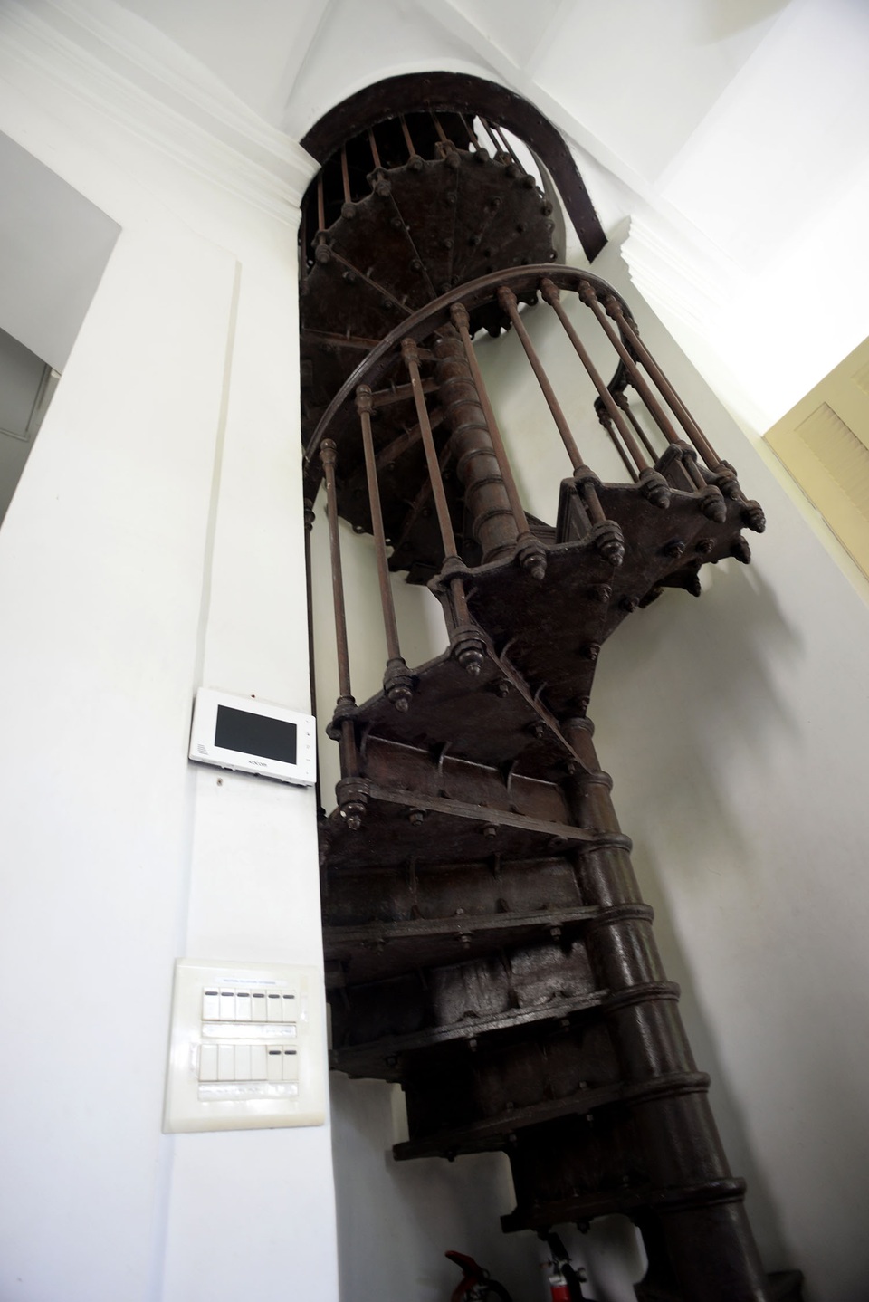 Cận cảnh tòa nhà Tổng lãnh sự Pháp 150 tuổi tại TPHCM - 12 Chiếc cầu thang xoắn được lấy trên một con tàu và để nguyên trạng đặt bên trong tòa nhà.