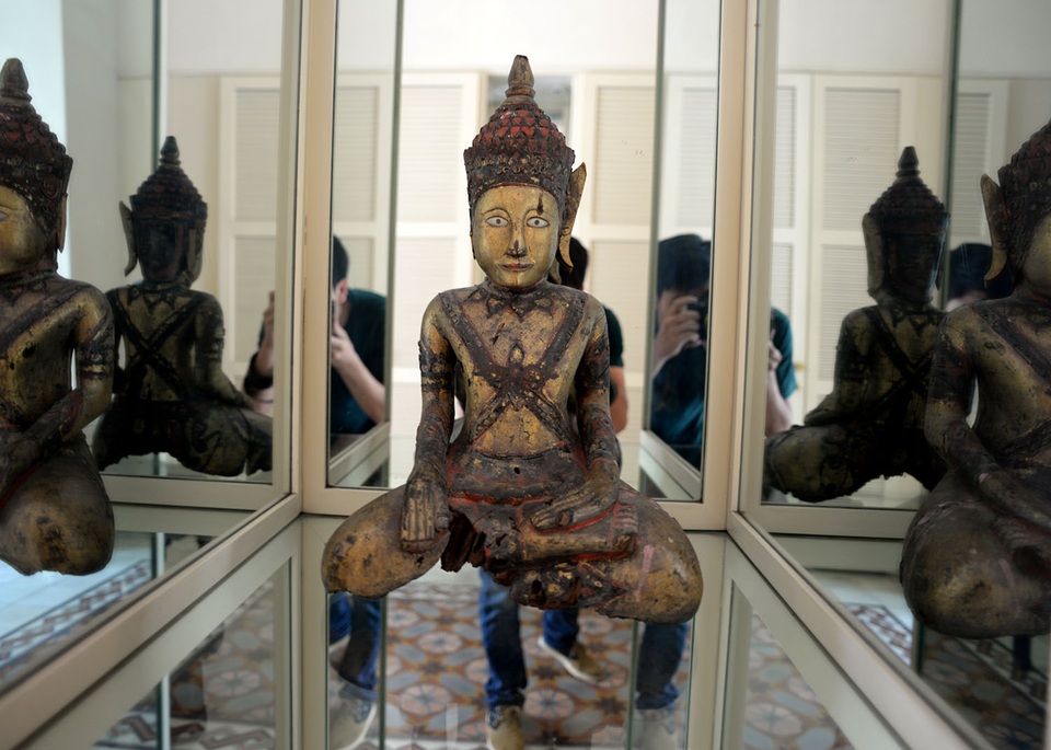 Cận cảnh tòa nhà Tổng lãnh sự Pháp 150 tuổi tại TPHCM - 7 Ngoài những đồ vật mang văn hóa phương Tây, bên trong các phòng của tòa Tổng lãnh sự còn trưng bày nhiều đồ vật như các bức tượng phật mang đậm văn hóa phương Đông. Một bức tượng phật cổ được trưng bày trong tủ kính ở phòng khách tòa nhà Tổng lãnh sự.