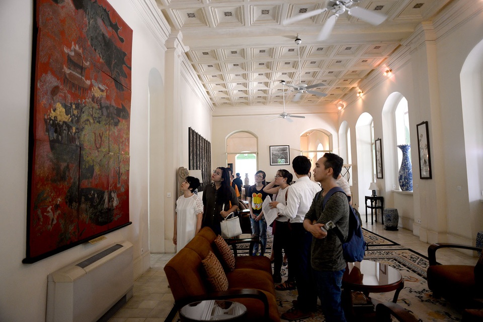 Cận cảnh tòa nhà Tổng lãnh sự Pháp 150 tuổi tại TPHCM - 4 Bên trong phòng khách, nơi ngài Tổng lãnh sự tổ chức các sự kiện, gặp gỡ quan khách được trang trí nhiều đồ vật đã có từ nhiều đời nay như bức tranh sơn mài nổi tiếng, các bình gốm sứ có từ thế kỷ 19.