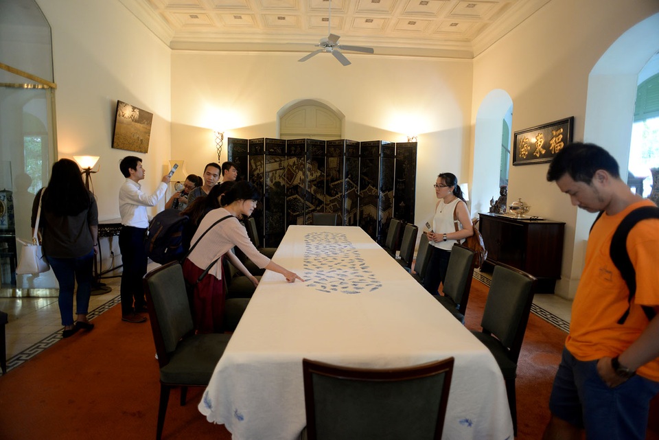 Cận cảnh tòa nhà Tổng lãnh sự Pháp 150 tuổi tại TPHCM - 8 Phòng ăn uống nơi ngài Tổng lãnh sự thiết đãi quan khách được trang trí bằng những bức tranh, câu chữ theo văn hóa Trung Hoa.