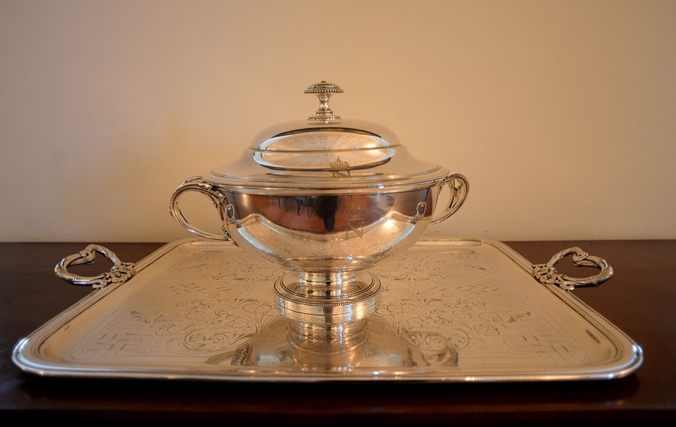 Cận cảnh tòa nhà Tổng lãnh sự Pháp 150 tuổi tại TPHCM - 6 Trên mỗi đồ vật đều được khắc chữ thể hiện các thời kỳ mà chúng được chế tác. Như thời Napoléon đệ tam thì ký hiệu bằng chữ N.