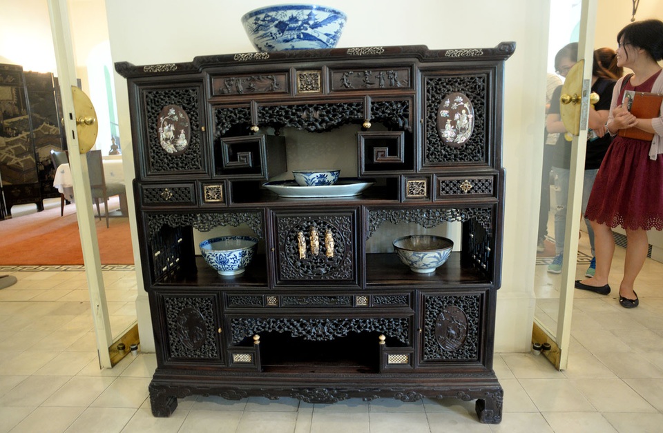 Cận cảnh tòa nhà Tổng lãnh sự Pháp 150 tuổi tại TPHCM - 11 Chiếc tủ gỗ khảm xà cừ có nguồn gốc từ Huế được đặt trong phòng khách. Điểm đặc biệt của chiếc tủ gỗ là hai mặt trước sau đều giống nhau.