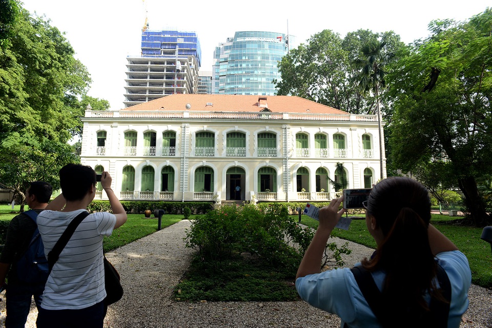 Cận cảnh tòa nhà Tổng lãnh sự Pháp 150 tuổi tại TPHCM - 1 Tòa nhà Tổng lãnh sự quán Pháp nằm trong khuôn viên rộng 1,5 ha trên đường Lê Duẩn, quận 1, TPHCM. Toà nhà được xây dựng theo lối kiến trúc Pháp.