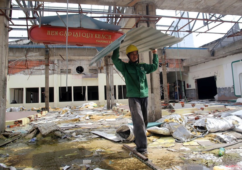 Các công nhân tháo dỡ phần mái. Đại diện chủ đầu tư cho biết, sẽ di dời những hạng mục cần được bảo tồn trong thời gian 3 tháng trước khi tòa nhà bị đập bỏ.