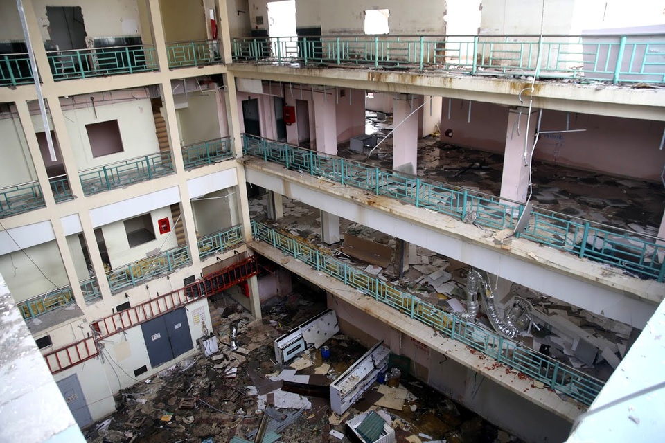 Trong khắp các tầng của Thương xá Tax, ván gỗ, mút xốp và dây điện nằm ngổn ngang.