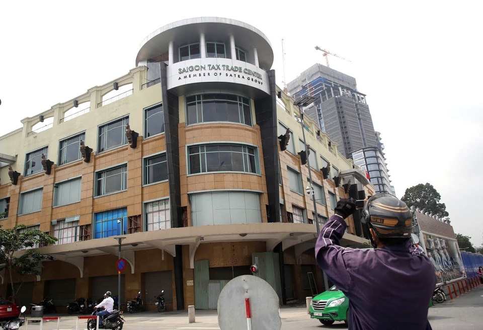 Nghe tin Thương xá Tax bị đập bỏ, nhiều người dân rất buồn, và đã ghé qua nhìn ngắm tòa nhà trước khi nơi đây bị “xóa sổ” và chỉ còn trong ký ức của người dân Sài thành.