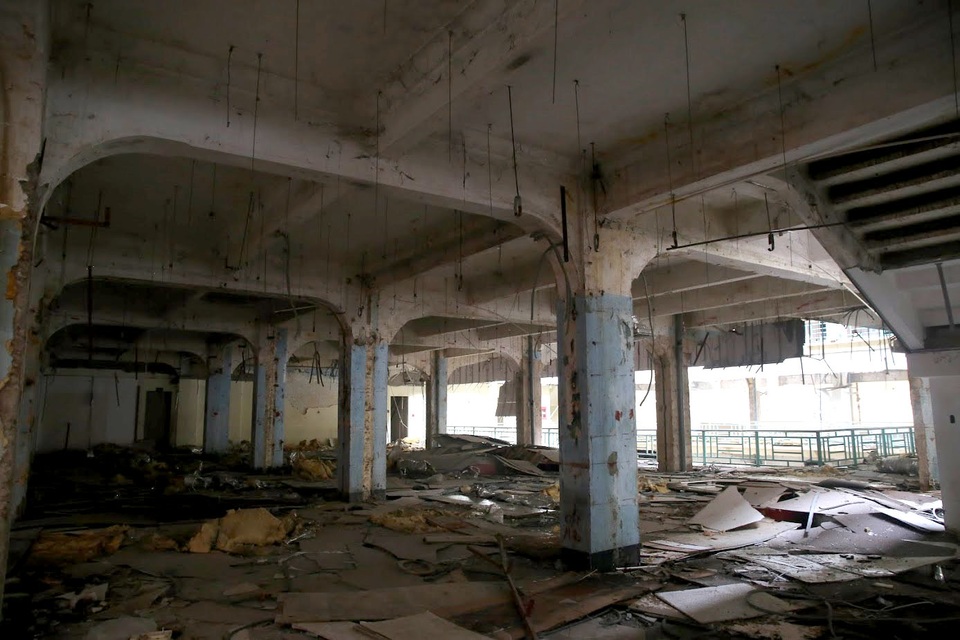 Sau 2 năm đóng cửa, Thương xá Tax đã xuống cấp.