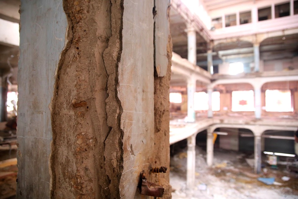 
Các mảng tường, gạch của tòa nhà đã tồn tại gần 140 năm bắt đầu bong tróc. Nền nhà, cầu thang ngay lối vào trang trí hoa văn bằng gạch mosaic đã được tháo dỡ và sẽ được sửa chữa, phục hồi như vào thời điểm năm 1924.
