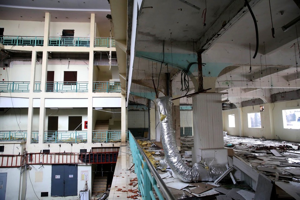 Hệ thống điện đã bị cắt bỏ, dây điện ống dẫn khí nằm ngổn ngang trền nền nhà.