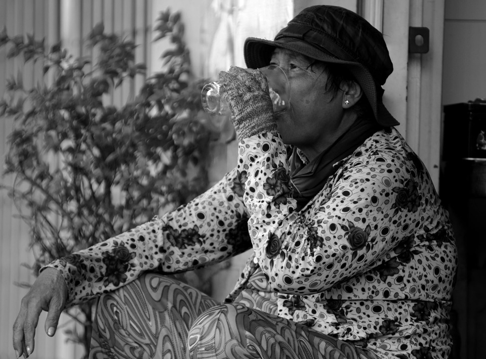 Tranh thủ lúc hết hàng, bà Nhiễu xin của một gia đình gần bến đò ly trà đá uống cho đỡ khát. Ở cái tuổi của bà, nhiều người đã dành thời gian nghỉ ngơi, vui chơi với con cháu.