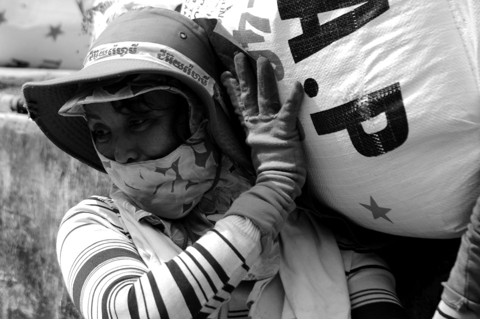 Mỗi người một hoàn cảnh, có người ở quê lên Sài Gòn, cũng có người đã sống ở thành phố này từ bé. Người ít thì đã có 10 năm cõng hàng, những người thâm niên cũng đã 30 năm gắn bó với nghề nặng nhọc.