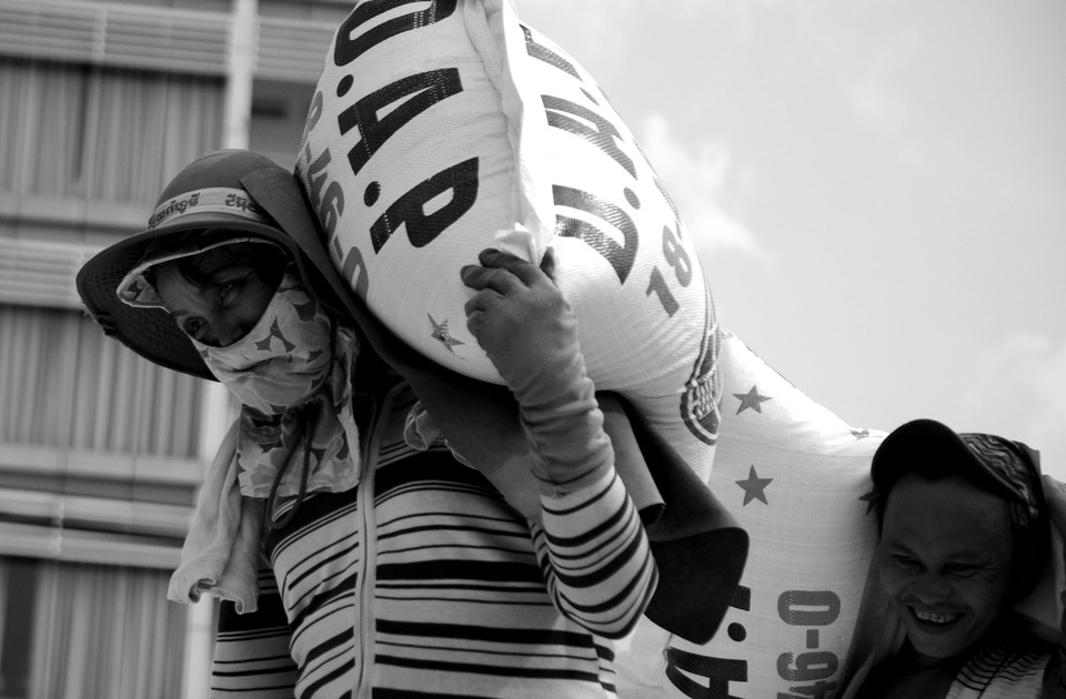 Mỗi ngày, chị Thúy (49 tuổi) phải cõng trên lưng mình gần 20 tấn phân đạm từ xe tải lên thuyền. Chồng đau ốm, các con còn nhỏ dại nên một mình chị phải gánh vác việc kiếm tiền nuôi gia đình.