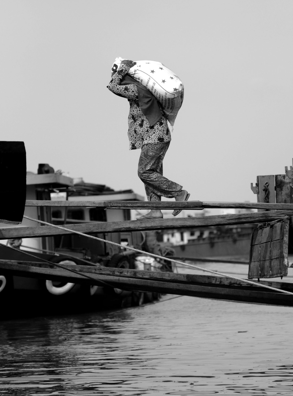 Cõng hàng chục tấn hàng mỗi ngày, nhưng thu nhập cũng chỉ được khoảng 150.000 đồng/ngày. Những ngày không có hàng, đồng nghĩa không có tiền. Công việc bốc vác cũng bấp bênh như chính cuộc sống của họ.